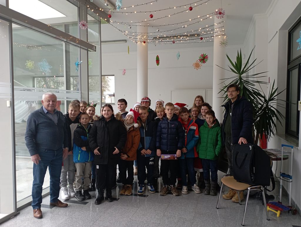 Obisk kolednikov tudi tokrat razveselil župana in člane občinske uprave