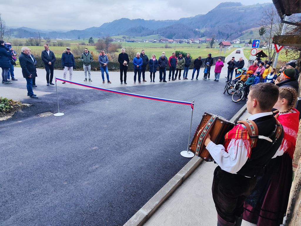 Prerez traku ob otvoritvi prenovljene ceste na Lesnem Brdu