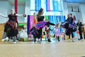 Vrhnika v pustnih barvah