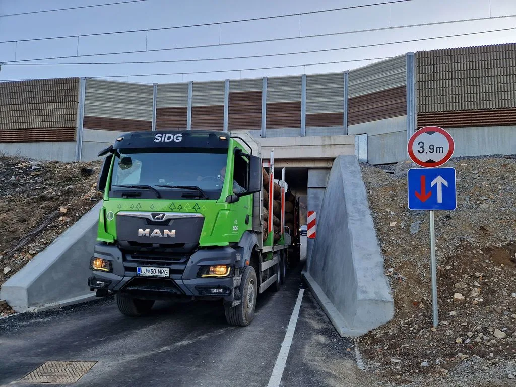 Prenovljeni podvoz na Cesti bratov Debevec omogoča tudi promet vlačilcev