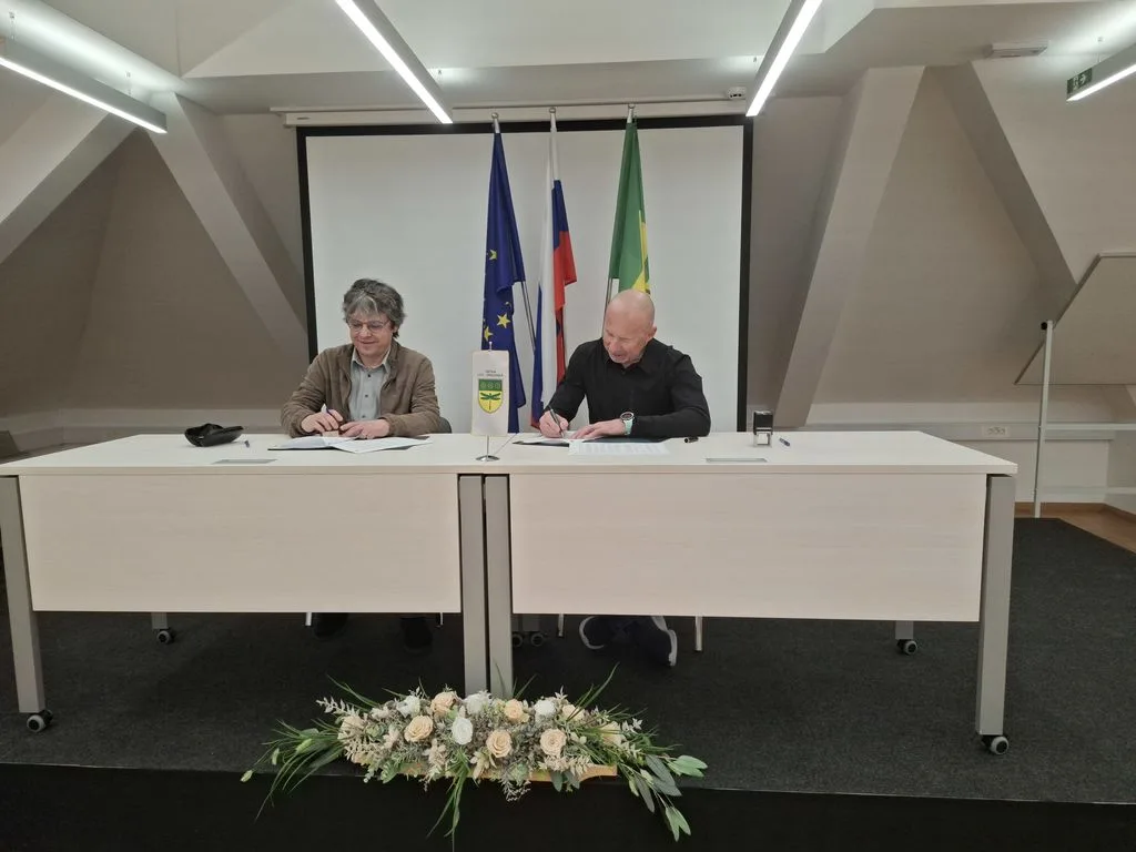 Aprila začetek prenove pošte in lekarne