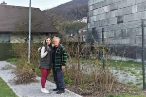Obrezovanje borovnic pri stebru viadukta