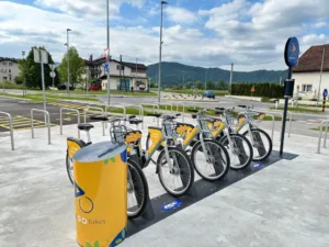 Deluje prva postaja za e-kolesa na novem P+R v Dobrovi