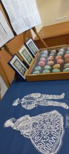 Klekljarice KUD Kosec na čipkarskih dnevih v Žireh