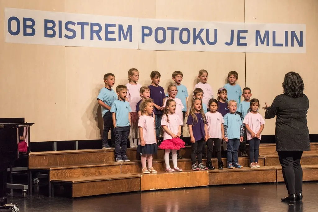 Nastopi otroških folklornih in pevskih skupin navdušili