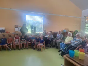 Varovanci Centra starejših Horjul so nas obiskali v vrtcu