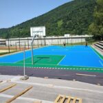 Nova             podlaga na igrišču za košarko