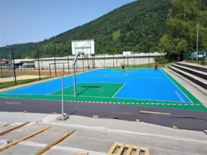 Nova             podlaga na igrišču za košarko