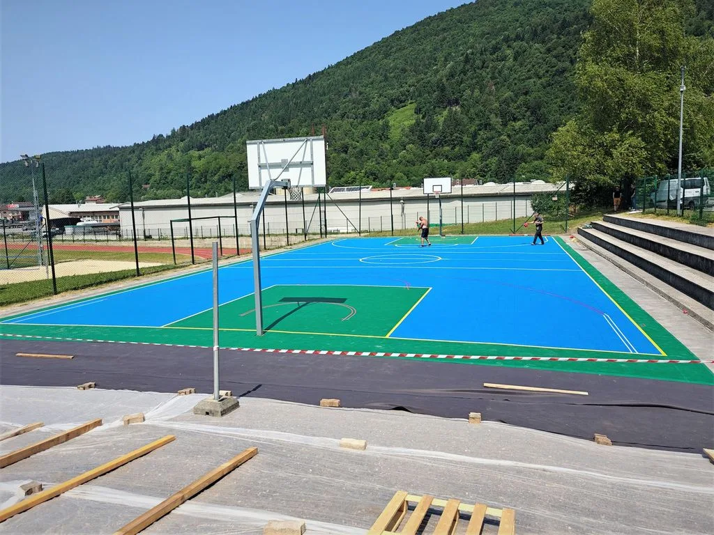 Nova             podlaga na igrišču za košarko
