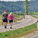 Sobivanje kolesarjev in pešcev na novi kolesarski stezi