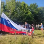 Postavitev nove slovenske zastave v Butajnovi