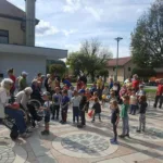 Otroci in stanovalci Centra starejših Horjul skupaj na Sprehodu za spomin