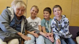 Ko starost in mladost gradita trden most