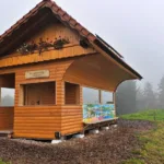 Kraljica čebela in medomat pred Polhovim Gradcem