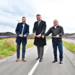 Tudi uradno odprli prenovljeno cesto in novo kolesarsko pot