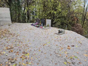 Gradnja opornega zidu na pokopališču se bliža zaključku