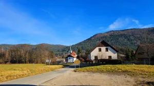 Zimzeleni z Vrhnike v Vrhniko pri Ložu in do  gradu Snežnik