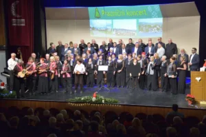 Praznični koncert MePZ Ivana Cankarja Vrhnika v znamenju glasbe in povezovanja