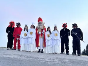 Miklavž obiskal otroke v Črnem Vrhu in okolici