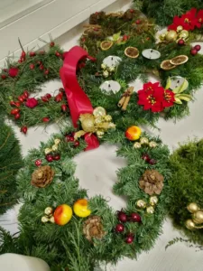 Ustvarili adventne venčke iz naravnih materialov