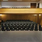Prenova sedišč in odra v dvorani v Polhovem Gradcu