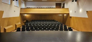 Prenova sedišč in odra v dvorani v Polhovem Gradcu