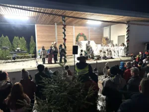 Otroci z igro in petjem uprizorili Čudež svete noči