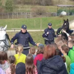 Obisk policista konjenika