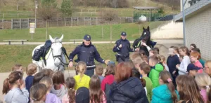 Obisk policista konjenika