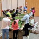 Izdelovanje cvetnih butaric v dvorani gasilskega doma na Drenovem Griču