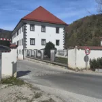 Omejitev hitrosti skozi grajsko dvorišče je 20 km/h