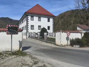 Omejitev hitrosti skozi grajsko dvorišče je 20 km/h