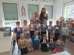 Otroci iz vrtca v Dragomerju počastili materinski dan na poseben način