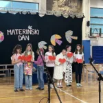 Prisrčna šolska prireditev v znamenju ustvarjalnosti in poklona mamicam