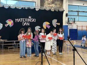 Prisrčna šolska prireditev v znamenju ustvarjalnosti in poklona mamicam