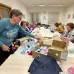 Toplina rok za najmlajše: članice KUD Kosec obdarile novorojenčke