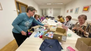 Toplina rok za najmlajše: članice KUD Kosec obdarile novorojenčke