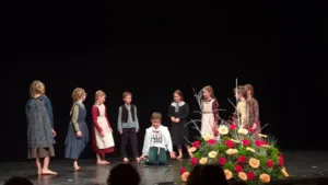 »Nageljčki« navdušili na Območni folklorni reviji