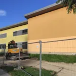Na šolskem dvorišču so se oglasili gradbeni stroji