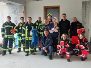 Porod, poškodba z motorno žago in nezavest kolesarja