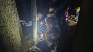 Nočna pustolovščina v vrtcu: kresničke, gozdni škratki in pogumni mali raziskovalci