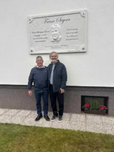 Spominska plošča Francu Šegovcu izpod rok Edvina Šćuka