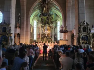Zaključni koncert Višajčkov in Vešč v gotski cerkvi
