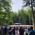 Spominska slovesnost pri breznu pod Macesnovo gorico