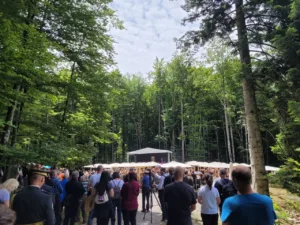 Spominska slovesnost pri breznu pod Macesnovo gorico
