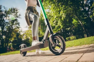 Policija: na Vrhniki in okolici ni izstopajoče problematike z e-skiroji