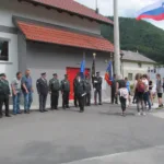 Pri spominskem obeležju zavzetja vojaškega skladišča v Podstrmcu zaplapolala državna zastava