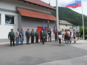 Pri spominskem obeležju zavzetja vojaškega skladišča v Podstrmcu zaplapolala državna zastava