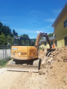 Gradnja ob šoli v polnem zamahu