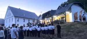 Lep spomin na srečanje praporščakov, uniform in noš na Žalostni Gori in na Brezovici